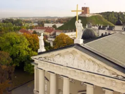 Katedra w Wilnie z wieżą Giedymina na wzgórzu w tle – symbol historii miasta i kraju Katedra w Wilnie z wieżą Giedymina na wzgórzu w tle – symbol historii miasta i kraju