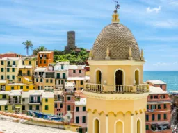 Dzwonnica w Vernazzy z kolorowymi domami i widokiem na morze