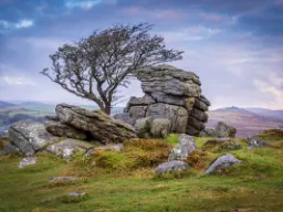 Saddle Tor, Dartmoor – ikoniczna formacja skalna na dzikim wrzosowisku Saddle Tor, Dartmoor – ikoniczna formacja skalna na dzikim wrzosowisku