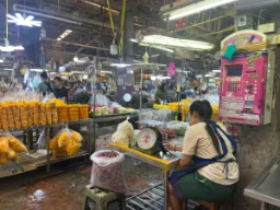 Scena targowa w Bangkoku z owocami i warzywami Scena targowa w Bangkoku z owocami i warzywami