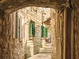 Scena ze starego miasta w Budvie Scena ze starego miasta w Budvie