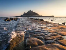 St. Michael’s Mount – wyspa pływowa z średniowiecznym zamkiem, połączona z lądem brukowaną drogą dostępną tylko przy odpływie St. Michael’s Mount – wyspa pływowa z średniowiecznym zamkiem, połączona z lądem brukowaną drogą dostępną tylko przy odpływie