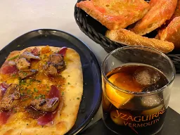 Typowe tapas: Wermut z lodem, coca catalana i chleb nacierany pomidorem, oliwą i solą Typowe tapas: Wermut z lodem, coca catalana i chleb nacierany pomidorem, oliwą i solą