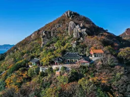 Świątynia Hyangiram w Jeollanam – świątynia na skale z wspaniałym widokiem na morze, znana jako miejsce pielgrzymek