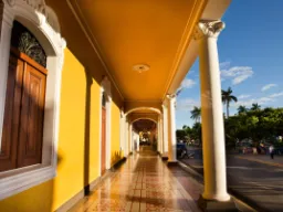 Kolumnady skąpane w słońcu w historycznym centrum Granady Kolumnady skąpane w słońcu w historycznym centrum Granady