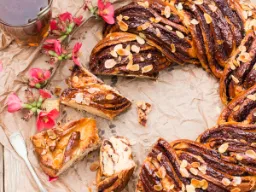 Tradycyjne estońskie ciasto plecione z cynamonem i migdałami – popularny słodki przysmak Tradycyjne estońskie ciasto plecione z cynamonem i migdałami – popularny słodki przysmak