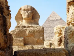 Wielki Sfinks w Gizie z słynną piramidą Chefrena w tle ma 20 m wysokości Wielki Sfinks w Gizie z słynną piramidą Chefrena w tle ma 20 m wysokości