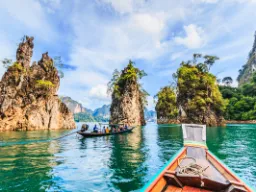 Wapienne klify w Parku Narodowym Khao Sok Wapienne klify w Parku Narodowym Khao Sok