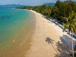 Rajska plaża z turkusową wodą w Khao Lak Rajska plaża z turkusową wodą w Khao Lak