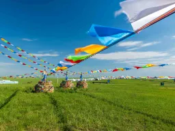 Ovoo z chorągiewkami modlitewnymi na stepie