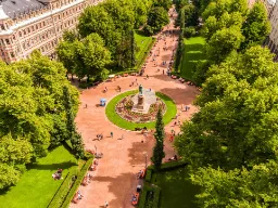 Park Esplanadi w Helsinkach – zielona oaza z pomnikiem Runeberga w centrum Park Esplanadi w Helsinkach – zielona oaza z pomnikiem Runeberga w centrum