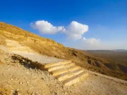 Kamienne schody prowadzą do jednego z grobowców wykutych w skale – większość należała do wysokich urzędników Kamienne schody prowadzą do jednego z grobowców wykutych w skale – większość należała do wysokich urzędników