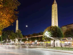 Obelisk Teodozjusza majestatycznie wznosi się na Hipodromie w Stambule na pamiątkę cesarskiej świetności miasta