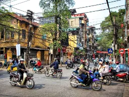 Ruch uliczny w Hanoi jest żywy