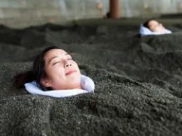 Kąpiel w gorącym piasku w Ibusuki Kąpiel w gorącym piasku w Ibusuki