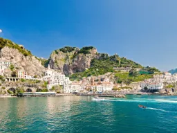 Wybrzeże Amalfi znajduje się po południowej stronie półwyspu Sorrento