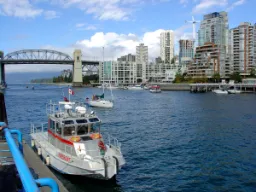 Nadbrzeże i miejskie życie przy False Creek z mostem Burrard w tle, Vancouver Nadbrzeże i miejskie życie przy False Creek z mostem Burrard w tle, Vancouver