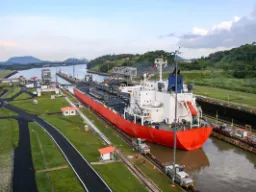 Statek towarowy w Kanale Panamskim Statek towarowy w Kanale Panamskim