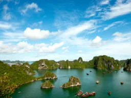 Małe łodzie w zatoce Halong