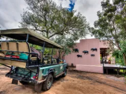 Wejście do Mantobeni Honeyguide Camp