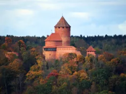 Zamek Turaida w Siguldzie, Łotwa, otoczony jesiennym lasem w Parku Narodowym Gauja Zamek Turaida w Siguldzie, Łotwa, otoczony jesiennym lasem w Parku Narodowym Gauja
