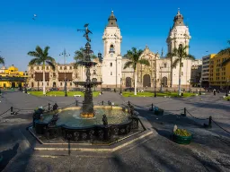 Plaza Mayor w Limie – historyczne serce Peru z katedrą i centralną fontanną Plaza Mayor w Limie – historyczne serce Peru z katedrą i centralną fontanną
