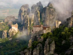 Klasztory Meteora we mgle o poranku Klasztory Meteora we mgle o poranku