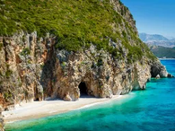 Ukryta piaszczysta plaża na Riwierze Albańskiej Ukryta piaszczysta plaża na Riwierze Albańskiej