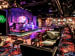 The Cavern Club na pokładzie jest inspirowany słynnym Cavern Club w Liverpoolu i jest szczególnie znany z muzyki na żywo oraz koncertów w hołdzie The Beatles The Cavern Club na pokładzie jest inspirowany słynnym Cavern Club w Liverpoolu i jest szczególnie znany z muzyki na żywo oraz koncertów w hołdzie The Beatles