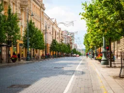 Ulica Gedimino w Wilnie – elegancki bulwar z zabytkowymi budynkami, sklepami i zielonymi alejami Ulica Gedimino w Wilnie – elegancki bulwar z zabytkowymi budynkami, sklepami i zielonymi alejami