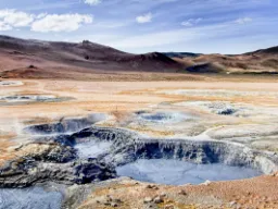 Solfatary (źródła siarki) w dużej otwartej dolinie Námaskarð Solfatary (źródła siarki) w dużej otwartej dolinie Námaskarð