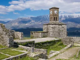 Gjirokastër, Albania – imponująca twierdza z ikoniczną wieżą zegarową Gjirokastër, Albania – imponująca twierdza z ikoniczną wieżą zegarową