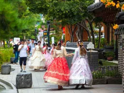 Jeonju Hanok Village – odwiedzający w tradycyjnych strojach hanbok nadają temu miejscu wyjątkową atmosferę
