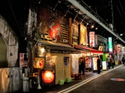 Klimatyczna ulica w Tokio z autentycznymi, kameralnymi restauracjami pod torami kolejowymi Klimatyczna ulica w Tokio z autentycznymi, kameralnymi restauracjami pod torami kolejowymi