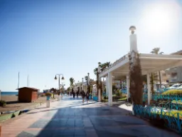Bardzo długa nadmorska promenada w Torremolinos Bardzo długa nadmorska promenada w Torremolinos