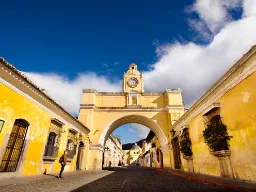 Ikoniczny łuk Santa Catalina nad brukowaną ulicą w Antigua Ikoniczny łuk Santa Catalina nad brukowaną ulicą w Antigua