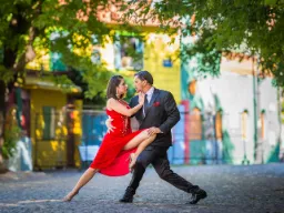 Tango jest niezwykle popularne, jak tutaj w La Boca – wyjątkowe, bo to mężczyzna prowadzi