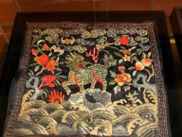 Tradycyjny chiński haft urzędniczy, często nazywany mandaryńskim kwadratem Tradycyjny chiński haft urzędniczy, często nazywany mandaryńskim kwadratem