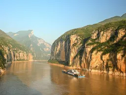 Brama Kuimen to naturalna „brama” do wąwozu Qutang – pierwszego i najwęższego z Trzech Przełomów na rzece Jangcy