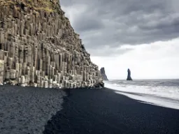 Piękna czarna plaża Reynisfjara na Dyrhólaey Piękna czarna plaża Reynisfjara na Dyrhólaey