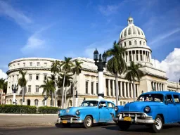 Samochody Chevrolet przed El Capitolio - parlamentem Kuby
