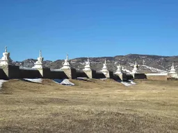 Stupy przy klasztorze Erdene Zuu koło Karakorum – najstarszy klasztor buddyjski w Mongolii