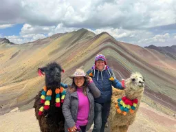 Ozdobione lamy przy kolorowej Rainbow Mountain Ozdobione lamy przy kolorowej Rainbow Mountain