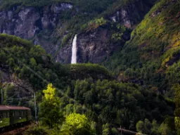 W drogę Flåmsbanen przez piękny krajobraz W drogę Flåmsbanen przez piękny krajobraz