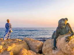 Rzeźba „Sol Alter” na promenadzie w Paphos – hołd dla Afrodyty