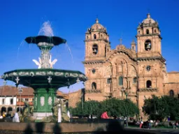 Plaza de Armas w Cusco z fontanną i katedrą Plaza de Armas w Cusco z fontanną i katedrą