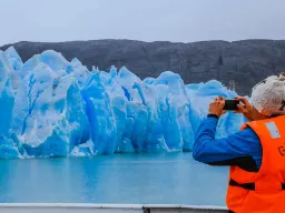 Lodowiec Grey w Parku Narodowym Torres del Paine jest niebieski z powodu niskiej zawartości tlenu