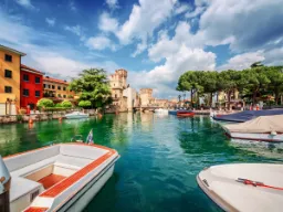 Zamek Scaligerów w Sirmione nad jeziorem Garda Zamek Scaligerów w Sirmione nad jeziorem Garda