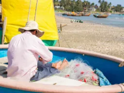 Lokalny rybak naprawia sieci Lokalny rybak naprawia sieci