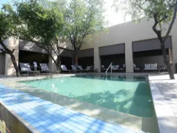 Spokojna chwila przy basenie w Mantobeni Spokojna chwila przy basenie w Mantobeni